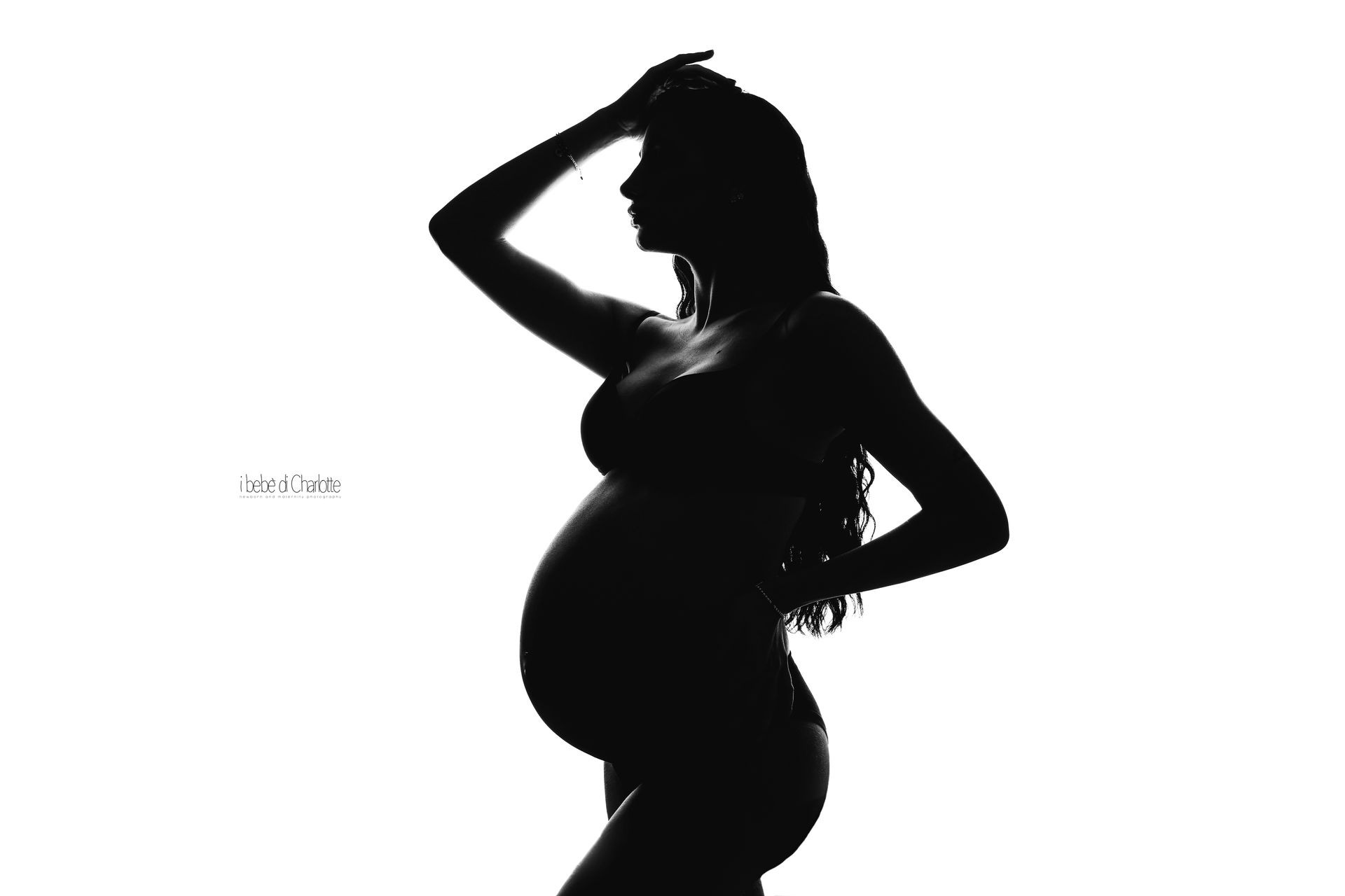 Silhouette di maternità in bianco e nero in controluce