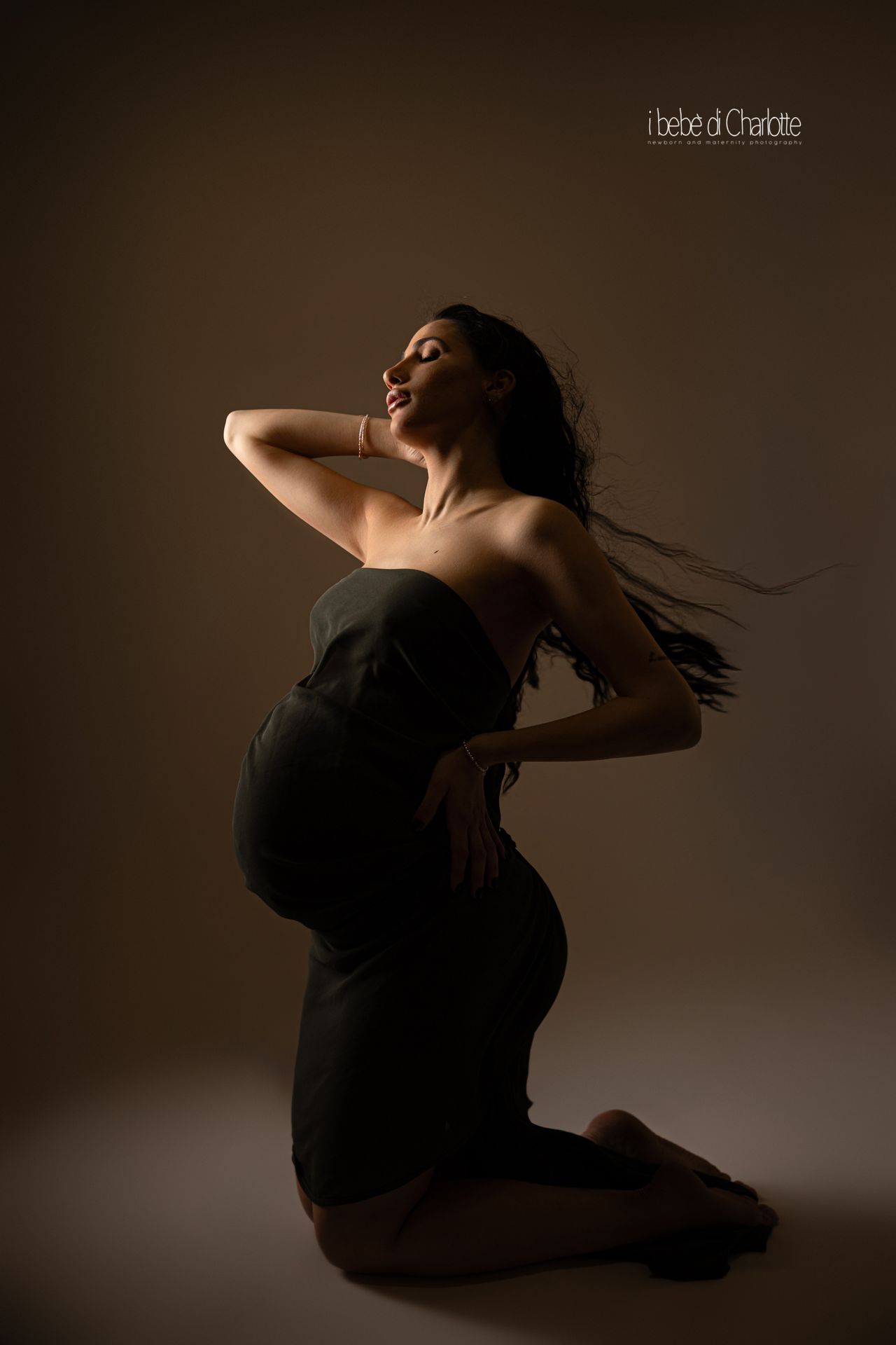 Ritratto elegante del pancione in studio