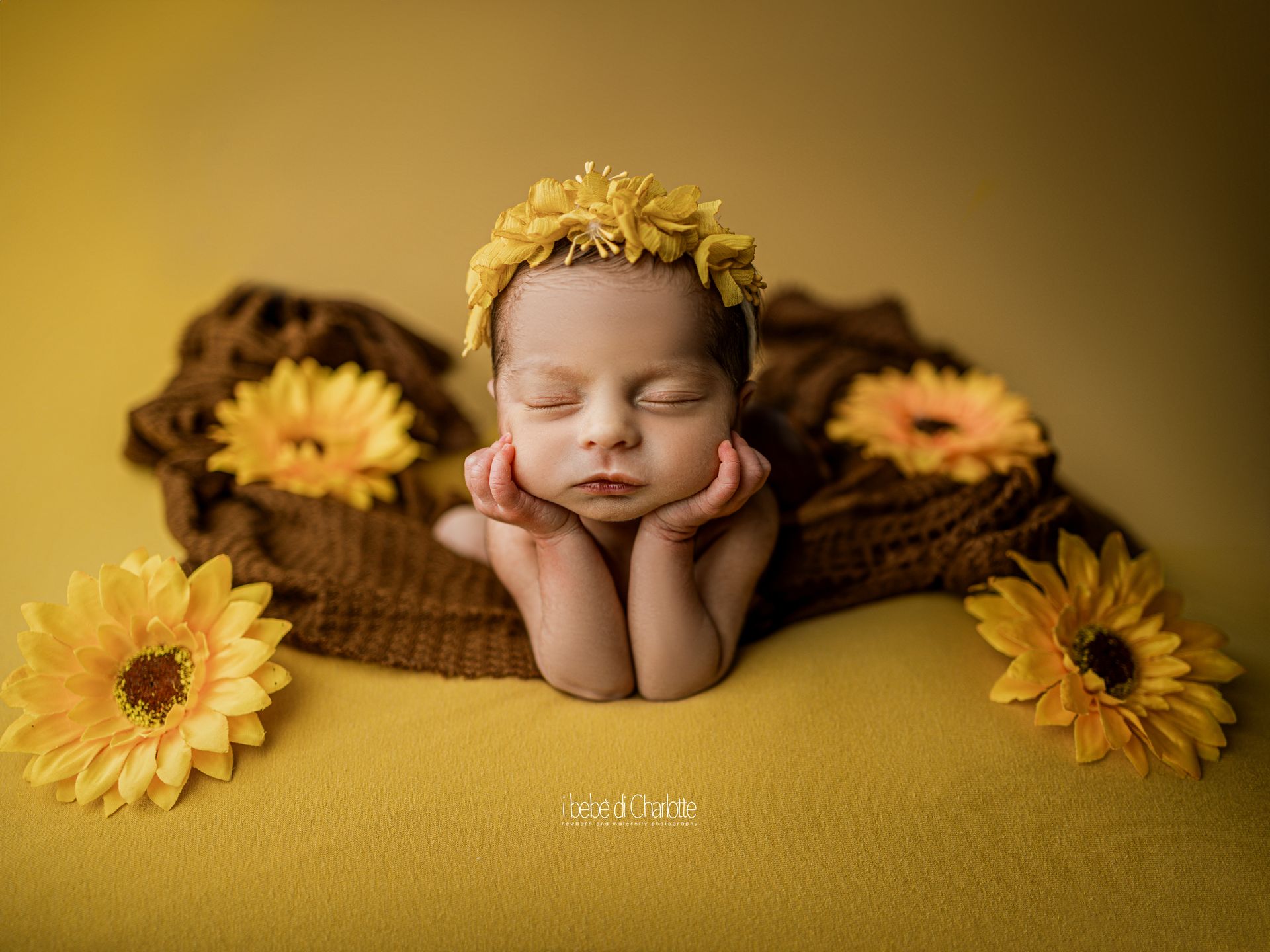 Neonata con coroncina e girasoli — fotografia newborn a Napoli